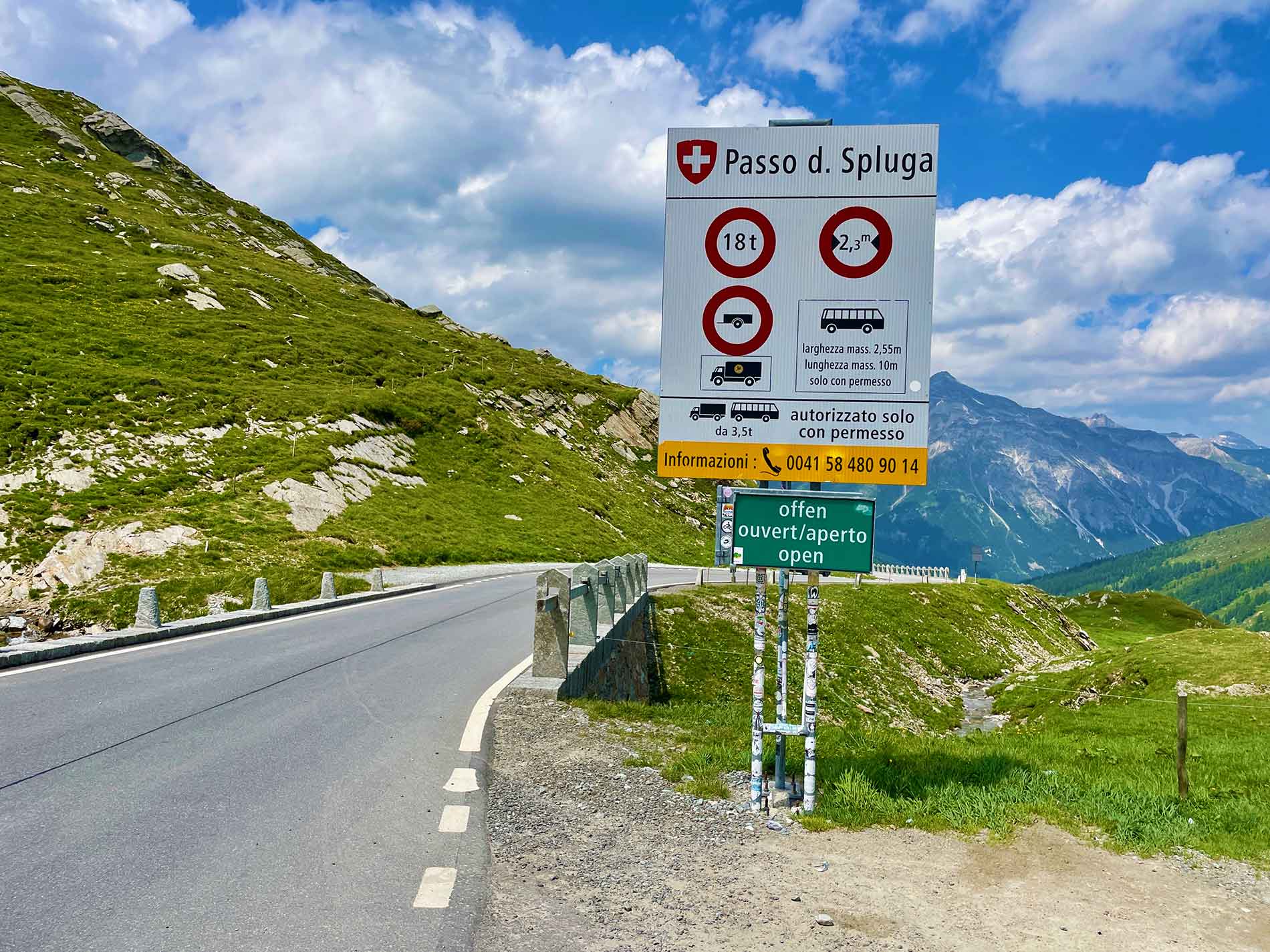 Splügenpass Straßenschild an der Passstraße