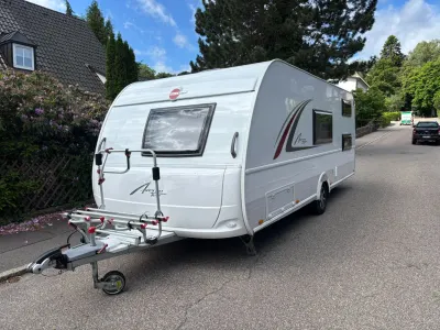 Wohnwagen Bürstner 560TK, Auflastung 1900 kg, 2,5 m breit, mit Vorzelt, Thule-Markise, Dach-Klimaanlage und div. Zubehör